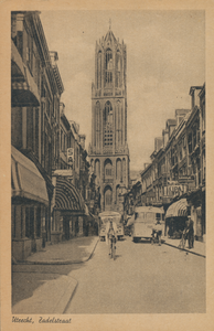 879353 Gezicht in de Zadelstraat te Utrecht met twee stadsbussen en op de achtergrond de Domtoren.